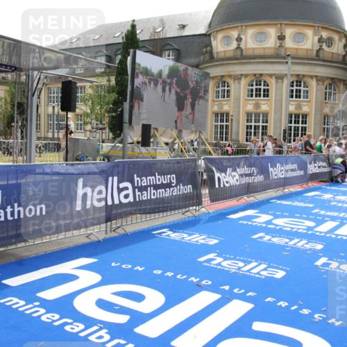 29.06.2025 - hella hamburg halbmarathon Michael Strokosch http://msf.ph/oto/8437690 29.06.2025 10:21:27 Ziel 14933 meine-sportfotos.de