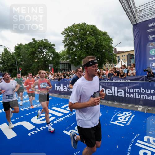 29.06.2025 - hella hamburg halbmarathon Zöllner http://msf.ph/oto/8437694 29.06.2025 10:55:11 Ziel 1549, 1628, 2119, 2448, 2884, 3041, 3791, 3945, 4903, 6355, 8691, 9060, 9361, 9380, 10191, 10192, 11333, 11747, 11976, 12248, 12961, 13297, 14750, 14834, 14948, 16108, 16630, 17803, 17842, 18031, 18966 meine-sportfotos.de