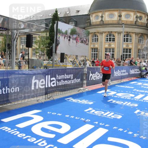 29.06.2025 - hella hamburg halbmarathon Michael Strokosch http://msf.ph/oto/8437707 29.06.2025 10:21:37 Ziel 9442, 11965, 17856 meine-sportfotos.de