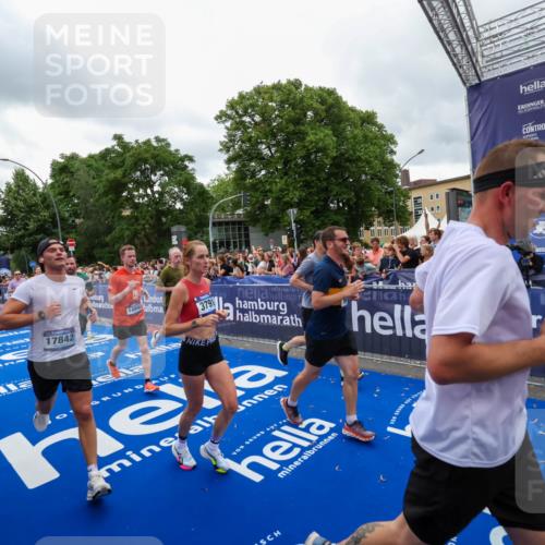 29.06.2025 - hella hamburg halbmarathon Zöllner http://msf.ph/oto/8437712 29.06.2025 10:55:11 Ziel 1549, 1628, 2119, 2448, 2884, 3041, 3791, 3945, 4903, 6355, 8691, 9060, 9361, 9380, 10191, 10192, 11333, 11747, 11976, 12248, 12961, 13297, 14750, 14834, 14948, 16108, 16630, 17803, 17842, 18031, 18966 meine-sportfotos.de