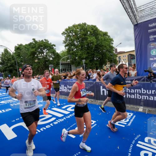 29.06.2025 - hella hamburg halbmarathon Zöllner http://msf.ph/oto/8437727 29.06.2025 10:55:12 Ziel 1549, 1628, 2119, 2448, 3041, 3791, 3945, 4903, 6355, 8691, 9060, 9361, 9380, 10191, 10192, 10582, 11333, 11747, 11976, 12248, 12961, 13297, 14834, 14948, 15854, 16108, 16630, 17803, 17842, 18031, 18966 meine-sportfotos.de