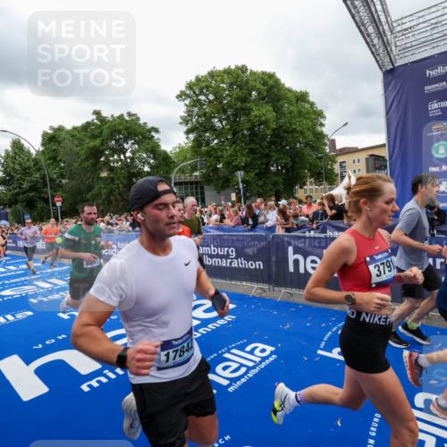 29.06.2025 - hella hamburg halbmarathon Zöllner http://msf.ph/oto/8437742 29.06.2025 10:55:12 Ziel 1549, 1628, 2119, 2448, 3041, 3791, 3945, 4903, 6355, 8691, 9060, 9361, 9380, 10191, 10192, 10582, 11333, 11747, 11976, 12248, 12961, 13297, 14834, 14948, 15854, 16108, 16630, 17803, 17842, 18031, 18966 meine-sportfotos.de