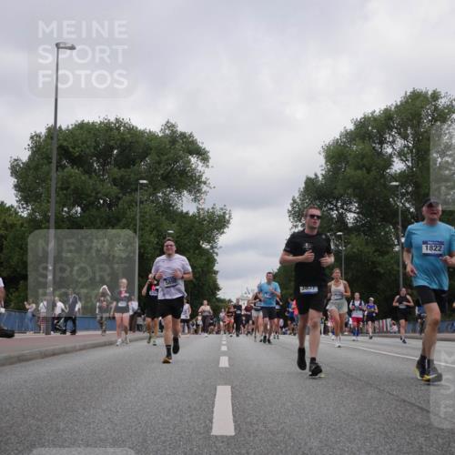 29.06.2025 - hella hamburg halbmarathon Luisa Fischer http://msf.ph/oto/8437797 29.06.2025 10:57:57 Kennedybrücke 5898, 9764, 3037, 1779, 1822, 157, 1779, 1822, 3857, 4039, 5185, 5815, 6988, 7874, 9764 meine-sportfotos.de
