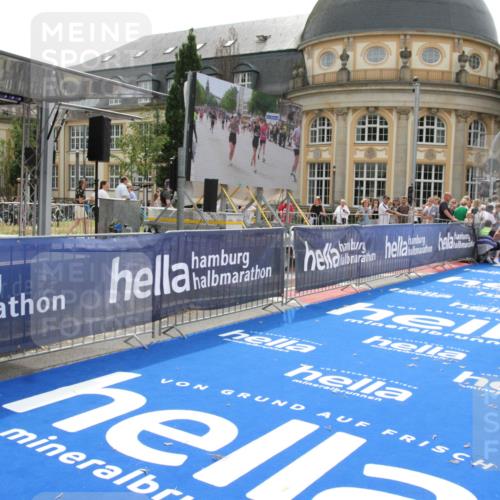 29.06.2025 - hella hamburg halbmarathon Michael Strokosch http://msf.ph/oto/8437804 29.06.2025 10:21:39 Ziel 6559, 9442, 11965, 17856 meine-sportfotos.de