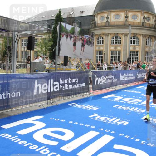 29.06.2025 - hella hamburg halbmarathon Michael Strokosch http://msf.ph/oto/8437821 29.06.2025 10:21:39 Ziel 6559, 9442, 11965, 17856 meine-sportfotos.de