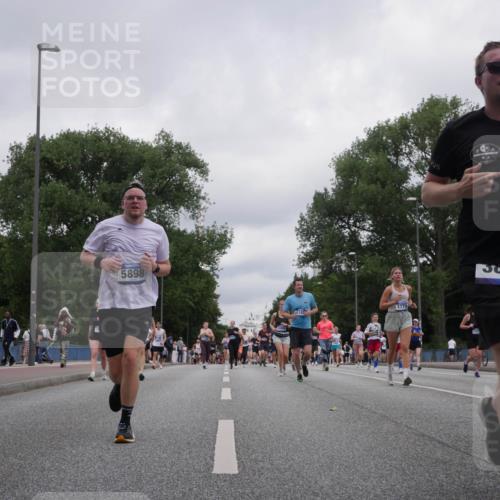 29.06.2025 - hella hamburg halbmarathon Luisa Fischer http://msf.ph/oto/8437831 29.06.2025 10:57:59 Kennedybrücke 5898, 1779, 3857, 15627, 1779, 1822, 3857, 5185, 5815, 6279, 6988, 7874, 9764 meine-sportfotos.de