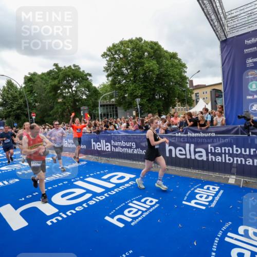 29.06.2025 - hella hamburg halbmarathon Zöllner http://msf.ph/oto/8437833 29.06.2025 10:55:13 Ziel 1549, 1628, 2119, 2448, 3041, 3945, 4903, 6355, 8691, 8973, 9361, 9380, 10188, 10191, 10192, 10582, 11747, 11976, 12248, 12961, 14834, 14948, 15854, 16108, 16630, 17842, 18031, 18966 meine-sportfotos.de