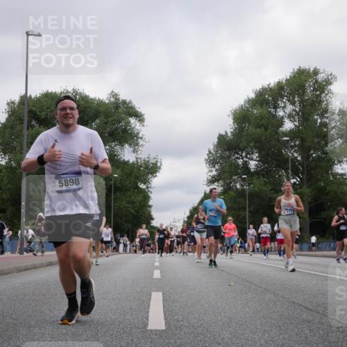 29.06.2025 - hella hamburg halbmarathon Luisa Fischer http://msf.ph/oto/8437840 29.06.2025 10:57:59 Kennedybrücke 5898, 5185, 1779, 13257, 1779, 1822, 3857, 5185, 5815, 6279, 6988, 7874, 9764 meine-sportfotos.de