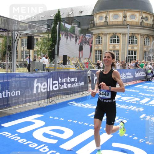 29.06.2025 - hella hamburg halbmarathon Michael Strokosch http://msf.ph/oto/8437860 29.06.2025 10:21:40 Ziel 6559, 9442, 11965, 17856 meine-sportfotos.de