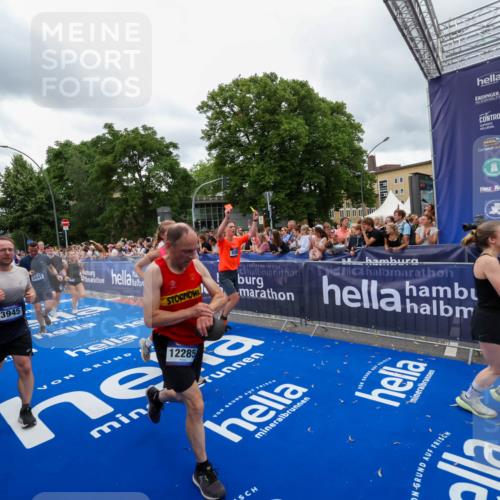 29.06.2025 - hella hamburg halbmarathon Zöllner http://msf.ph/oto/8437866 29.06.2025 10:55:14 Ziel 1549, 1628, 2119, 2448, 3041, 3945, 4903, 6355, 6891, 8973, 9361, 9380, 10188, 10191, 10192, 10582, 11747, 11976, 12248, 12961, 14834, 15854, 16108, 16521, 16630, 18031, 18966 meine-sportfotos.de