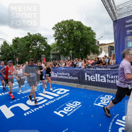 29.06.2025 - hella hamburg halbmarathon Zöllner http://msf.ph/oto/8437905 29.06.2025 10:55:15 Ziel 1549, 1628, 2119, 2448, 3041, 3945, 4903, 6355, 6891, 8973, 9361, 9380, 10188, 10191, 10192, 10582, 11747, 12248, 12961, 14834, 15854, 16108, 16521, 16630, 18031, 18966 meine-sportfotos.de