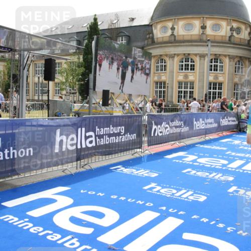 29.06.2025 - hella hamburg halbmarathon Michael Strokosch http://msf.ph/oto/8437925 29.06.2025 10:21:43 Ziel 6559, 11965 meine-sportfotos.de
