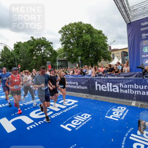 29.06.2025 - hella hamburg halbmarathon Zöllner http://msf.ph/oto/8437929 29.06.2025 10:55:15 Ziel 1549, 1628, 2119, 2448, 3041, 3945, 4903, 6355, 6891, 8973, 9361, 9380, 10188, 10191, 10192, 10582, 11747, 12248, 12961, 14834, 15854, 16108, 16521, 16630, 18031, 18966 meine-sportfotos.de