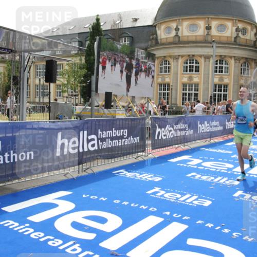 29.06.2025 - hella hamburg halbmarathon Michael Strokosch http://msf.ph/oto/8437938 29.06.2025 10:21:43 Ziel 6559, 11965 meine-sportfotos.de