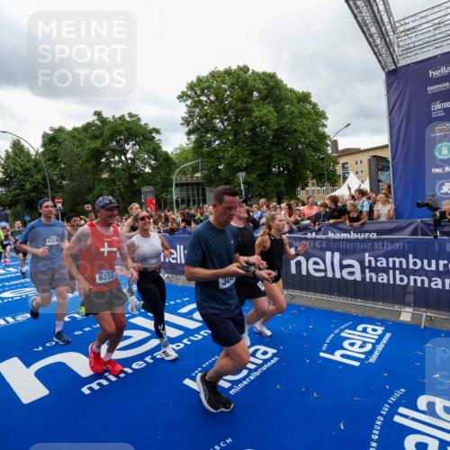29.06.2025 - hella hamburg halbmarathon Zöllner http://msf.ph/oto/8437959 29.06.2025 10:55:16 Ziel 1549, 1628, 2119, 2448, 3041, 3945, 4903, 6355, 6891, 8973, 9361, 10188, 10191, 10192, 10263, 10582, 11747, 12248, 12961, 14834, 15854, 16108, 16521, 18031, 18966 meine-sportfotos.de