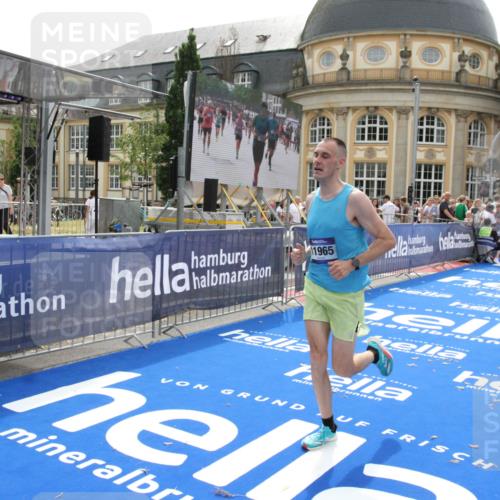 29.06.2025 - hella hamburg halbmarathon Michael Strokosch http://msf.ph/oto/8437967 29.06.2025 10:21:44 Ziel 6559, 11965 meine-sportfotos.de