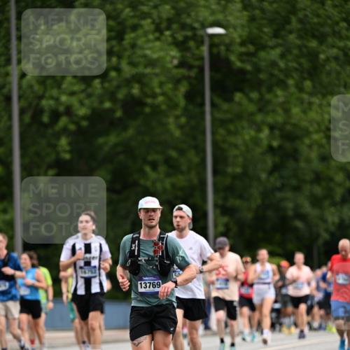 29.06.2025 - hella hamburg halbmarathon Dr. Thomas Lammeyer http://msf.ph/oto/8437994 29.06.2025 10:56:05 Kennedybrücke 1203, 1404, 1418, 1617, 2484, 2485, 2736, 2778, 3038, 3934, 4652, 4878, 5062, 5357, 5394, 5534, 5716, 6091, 6456, 6945, 6954, 7770, 7771, 7825, 7992, 8040, 8200, 8621, 9460, 9462, 9590, 10521, 10552, 10614, 10673, 10830 meine-sportfotos.de