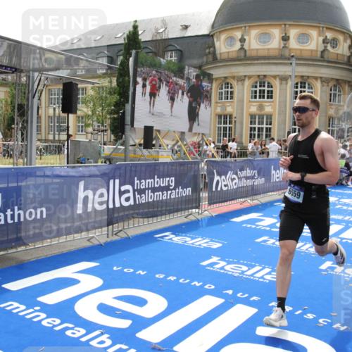 29.06.2025 - hella hamburg halbmarathon Michael Strokosch http://msf.ph/oto/8438003 29.06.2025 10:21:45 Ziel 6559, 11965 meine-sportfotos.de