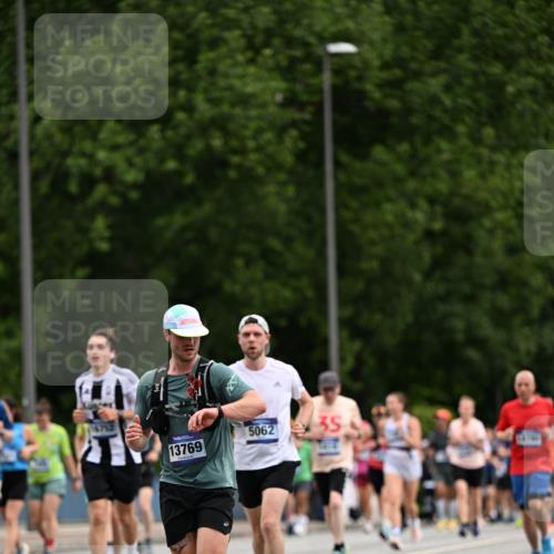 29.06.2025 - hella hamburg halbmarathon Dr. Thomas Lammeyer http://msf.ph/oto/8438010 29.06.2025 10:56:06 Kennedybrücke 1203, 1404, 1418, 1617, 1997, 2484, 2485, 2736, 2778, 3038, 3934, 4652, 4878, 5062, 5357, 5394, 5534, 5716, 6091, 6456, 6945, 6954, 7770, 7771, 7825, 7841, 7992, 8040, 8200, 8621, 9460, 9462, 9590, 10521, 10614, 10673, 10830 meine-sportfotos.de