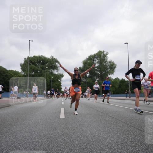 29.06.2025 - hella hamburg halbmarathon Luisa Fischer http://msf.ph/oto/8438025 29.06.2025 10:58:10 Kennedybrücke 16683, 12283, 1767, 2566, 5430, 5500, 6279, 8801, 8803, 10331 meine-sportfotos.de