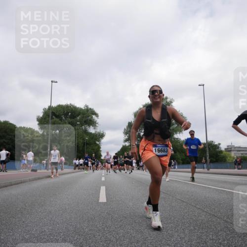 29.06.2025 - hella hamburg halbmarathon Luisa Fischer http://msf.ph/oto/8438037 29.06.2025 10:58:11 Kennedybrücke 8801, 8801, 16683, 1228, 1767, 2566, 5430, 5500, 5882, 6279, 8801, 8803, 10331 meine-sportfotos.de