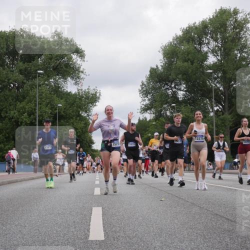 29.06.2025 - hella hamburg halbmarathon Luisa Fischer http://msf.ph/oto/8438068 29.06.2025 10:58:13 Kennedybrücke 16, 17019, 9521, 12270, 177, 1527, 12268, 11033, 132, 1767, 2566, 5430, 5500, 5882, 8801, 8803, 9596, 10331 meine-sportfotos.de