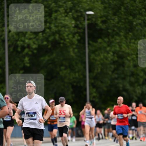 29.06.2025 - hella hamburg halbmarathon Dr. Thomas Lammeyer http://msf.ph/oto/8438070 29.06.2025 10:56:07 Kennedybrücke 1203, 1404, 1418, 1617, 1997, 2484, 2485, 2736, 2778, 3038, 3934, 4878, 5062, 5394, 5534, 5716, 6091, 6456, 6945, 6954, 7770, 7771, 7825, 7841, 7992, 8040, 8200, 8621, 9460, 9462, 9590, 10521, 10614, 10673, 10830 meine-sportfotos.de