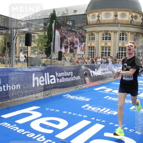 29.06.2025 - hella hamburg halbmarathon Michael Strokosch http://msf.ph/oto/8438073 29.06.2025 10:22:05 Ziel 13751, 16068, 17886 meine-sportfotos.de