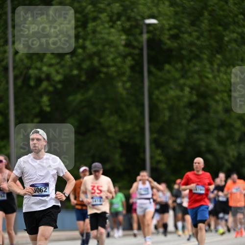 29.06.2025 - hella hamburg halbmarathon Dr. Thomas Lammeyer http://msf.ph/oto/8438086 29.06.2025 10:56:07 Kennedybrücke 1203, 1404, 1418, 1617, 1997, 2484, 2485, 2736, 2778, 3038, 3934, 4878, 5062, 5394, 5534, 5716, 6091, 6456, 6945, 6954, 7770, 7771, 7825, 7841, 7992, 8040, 8200, 8621, 9460, 9462, 9590, 10521, 10614, 10673, 10830 meine-sportfotos.de