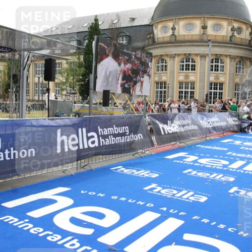 29.06.2025 - hella hamburg halbmarathon Michael Strokosch http://msf.ph/oto/8438097 29.06.2025 10:22:06 Ziel 13751, 16068, 17886 meine-sportfotos.de