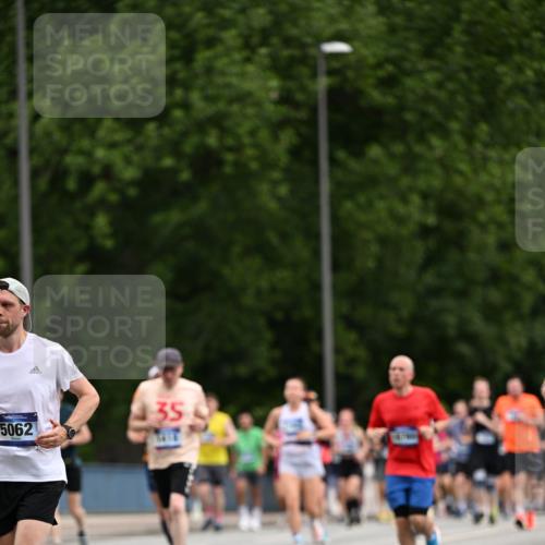29.06.2025 - hella hamburg halbmarathon Dr. Thomas Lammeyer http://msf.ph/oto/8438106 29.06.2025 10:56:08 Kennedybrücke 1203, 1404, 1418, 1617, 1997, 2484, 2485, 2736, 2778, 3038, 3934, 4878, 5062, 5394, 5534, 5716, 6091, 6456, 6945, 6954, 7770, 7771, 7825, 7841, 7992, 8040, 8200, 8621, 9460, 9462, 9590, 10521, 10614, 10673, 10830, 11126 meine-sportfotos.de