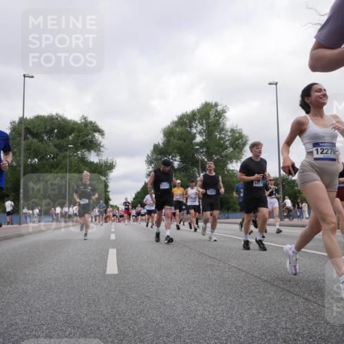 29.06.2025 - hella hamburg halbmarathon Luisa Fischer http://msf.ph/oto/8438125 29.06.2025 10:58:16 Kennedybrücke 17019, 9521, 11033, 2566, 13272, 1417, 12270, 2566, 4971, 5882, 6982, 8801, 8803, 9596 meine-sportfotos.de