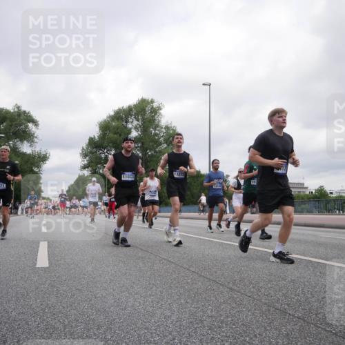 29.06.2025 - hella hamburg halbmarathon Luisa Fischer http://msf.ph/oto/8438144 29.06.2025 10:58:17 Kennedybrücke 9521, 11033, 2566, 13272, 13548, 1226, 1198, 2566, 4971, 5882, 6982, 8803, 9596 meine-sportfotos.de