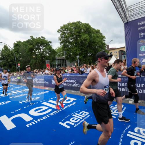 29.06.2025 - hella hamburg halbmarathon Zöllner http://msf.ph/oto/8438149 29.06.2025 10:55:19 Ziel 1549, 1628, 2119, 4903, 5643, 6723, 6891, 8973, 10188, 10263, 10582, 11184, 12526, 13470, 14834, 15854, 16521, 18031, 18290, 18380, 18531, 18966 meine-sportfotos.de