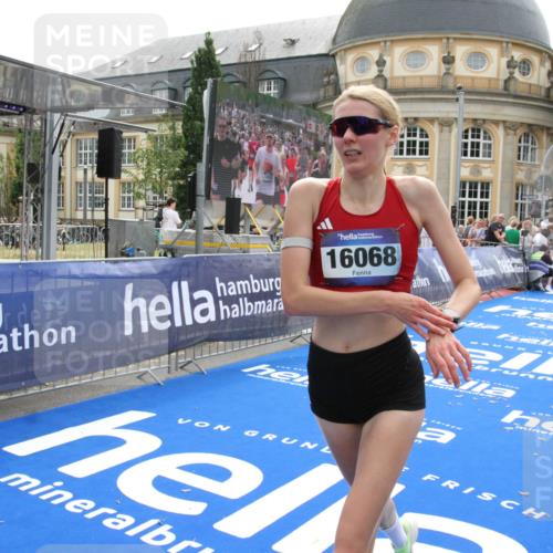 29.06.2025 - hella hamburg halbmarathon Michael Strokosch http://msf.ph/oto/8438174 29.06.2025 10:22:08 Ziel 16068, 17886, 18693 meine-sportfotos.de