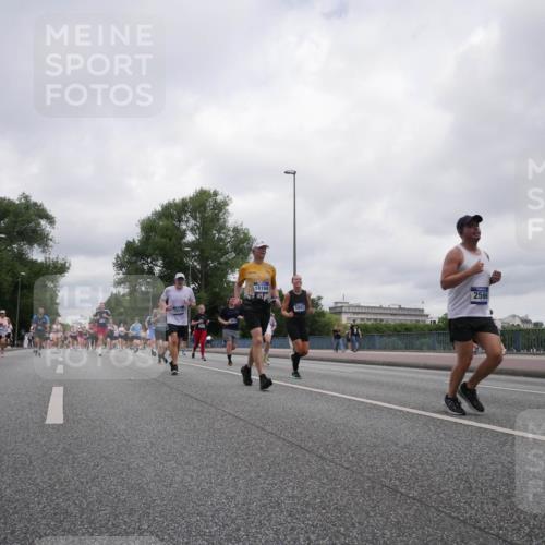 29.06.2025 - hella hamburg halbmarathon Luisa Fischer http://msf.ph/oto/8438193 29.06.2025 10:58:19 Kennedybrücke 19111, 18168, 5882, 2566, 1198, 2566, 4971, 5392, 5882, 6982, 9596 meine-sportfotos.de