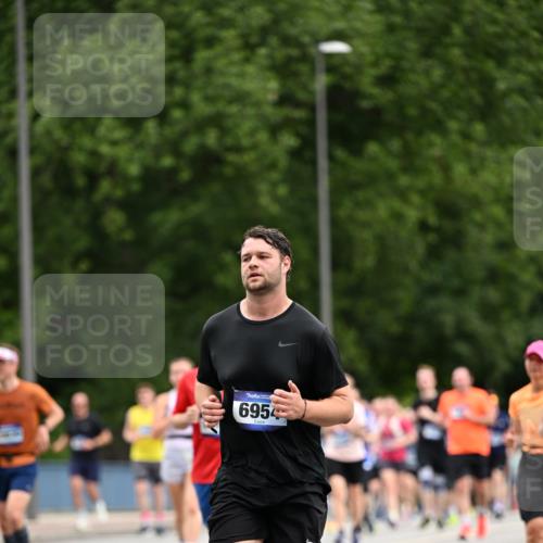 29.06.2025 - hella hamburg halbmarathon Dr. Thomas Lammeyer http://msf.ph/oto/8438204 29.06.2025 10:56:10 Kennedybrücke 1203, 1404, 1418, 1617, 1997, 2736, 2778, 3038, 3934, 4878, 5062, 5394, 5534, 5716, 6091, 6456, 6945, 6954, 7770, 7771, 7825, 7841, 7992, 8040, 8200, 8621, 9460, 9462, 9582, 9590, 10614, 10673, 10830, 11126, 11127 meine-sportfotos.de