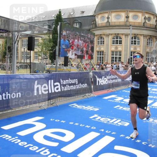 29.06.2025 - hella hamburg halbmarathon Michael Strokosch http://msf.ph/oto/8438207 29.06.2025 10:22:09 Ziel 16068, 17886, 18693 meine-sportfotos.de