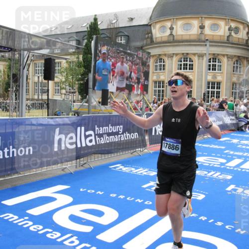 29.06.2025 - hella hamburg halbmarathon Michael Strokosch http://msf.ph/oto/8438226 29.06.2025 10:22:09 Ziel 16068, 17886, 18693 meine-sportfotos.de
