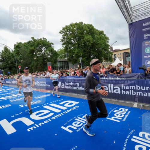 29.06.2025 - hella hamburg halbmarathon Zöllner http://msf.ph/oto/8438234 29.06.2025 10:55:20 Ziel 4903, 5643, 6723, 6891, 8973, 10188, 10263, 10582, 11184, 12526, 13470, 15854, 16521, 18031, 18290, 18380, 18531, 18966 meine-sportfotos.de