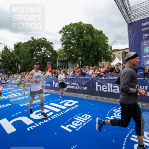 29.06.2025 - hella hamburg halbmarathon Zöllner http://msf.ph/oto/8438258 29.06.2025 10:55:21 Ziel 4189, 5643, 6723, 6891, 8487, 8973, 10188, 10263, 10582, 11184, 12526, 13236, 13470, 15854, 16521, 16985, 18290, 18380, 18531 meine-sportfotos.de