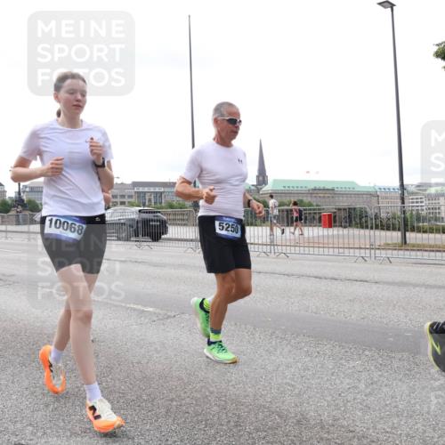 29.06.2025 - hella hamburg halbmarathon Lena Gebhardt http://msf.ph/oto/8438277 29.06.2025 10:29:01 Lombardsbrücke 12442, 5167, 10068, 5250, 1518, 1557, 1869, 2688, 3717, 4161, 4362, 4373, 4700, 4834, 4982, 5167, 5249, 5250, 5903, 6102, 6345, 7169, 7449, 8048, 8560, 9642, 9716, 10068, 10198, 10808, 11989, 12099, 12404, 12442, 12958, 13090, 14205, 15143, 15256, 15452, 15453, 15952, 15955, 16125, 16643, 16673, 18414 meine-sportfotos.de