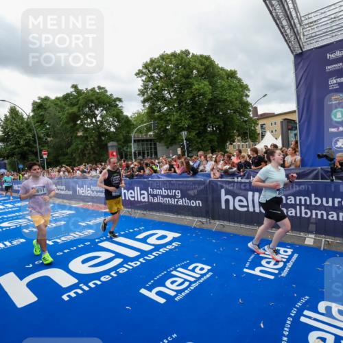 29.06.2025 - hella hamburg halbmarathon Zöllner http://msf.ph/oto/8438312 29.06.2025 10:55:22 Ziel 4189, 5287, 5643, 6723, 6891, 8487, 8973, 10188, 10263, 11184, 12526, 13236, 13470, 16521, 16985, 18290, 18380, 18531 meine-sportfotos.de