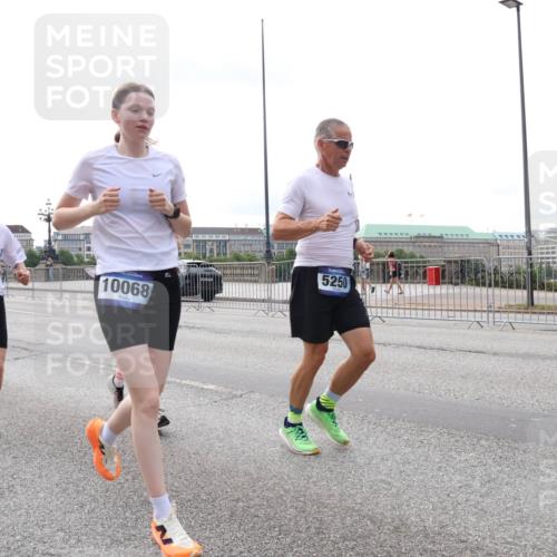 29.06.2025 - hella hamburg halbmarathon Lena Gebhardt http://msf.ph/oto/8438314 29.06.2025 10:29:01 Lombardsbrücke 12442, 10068, 5167, 5250, 1518, 1557, 1869, 2688, 3717, 4161, 4362, 4373, 4700, 4834, 4982, 5167, 5249, 5250, 5903, 6102, 6345, 7169, 7449, 8048, 8560, 9642, 9716, 10068, 10198, 10808, 11989, 12099, 12404, 12442, 12958, 13090, 14205, 15143, 15256, 15452, 15453, 15952, 15955, 16125, 16643, 16673, 18414 meine-sportfotos.de