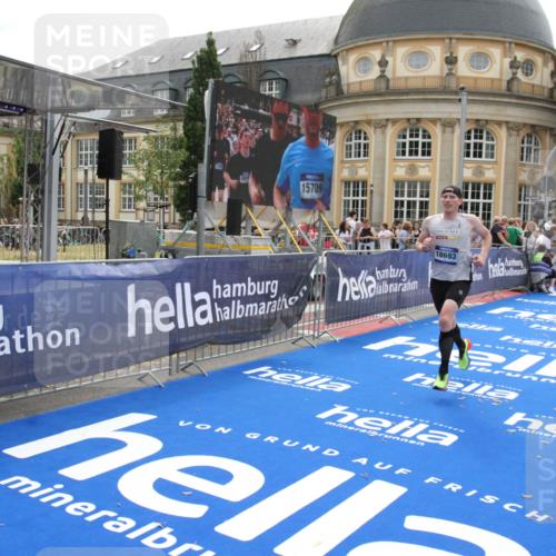 29.06.2025 - hella hamburg halbmarathon Michael Strokosch http://msf.ph/oto/8438330 29.06.2025 10:22:14 Ziel 10650, 18693 meine-sportfotos.de