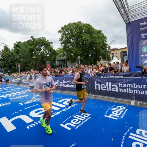 29.06.2025 - hella hamburg halbmarathon Zöllner http://msf.ph/oto/8438348 29.06.2025 10:55:22 Ziel 4189, 5287, 5643, 6723, 6891, 8487, 8973, 10188, 10263, 11184, 12526, 13236, 13470, 16521, 16985, 18290, 18380, 18531 meine-sportfotos.de