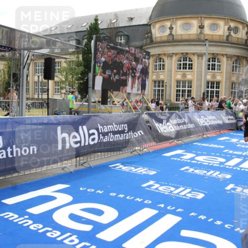 29.06.2025 - hella hamburg halbmarathon Michael Strokosch http://msf.ph/oto/8438392 29.06.2025 10:22:18 Ziel 10650 meine-sportfotos.de