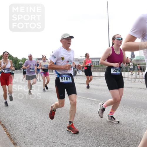 29.06.2025 - hella hamburg halbmarathon Lena Gebhardt http://msf.ph/oto/8438396 29.06.2025 10:29:01 Lombardsbrücke 18032, 7169, 12442, 15143, 5167, 5249, 10068, 1518, 1557, 1869, 2688, 3717, 4161, 4362, 4373, 4700, 4834, 4982, 5167, 5249, 5250, 5903, 6102, 6345, 7169, 7449, 8048, 8560, 9642, 9716, 10068, 10198, 10808, 11989, 12099, 12404, 12442, 12958, 13090, 14205, 15143, 15256, 15452, 15453, 15952, 15955, 16125, 16643, 16673, 18414 meine-sportfotos.de