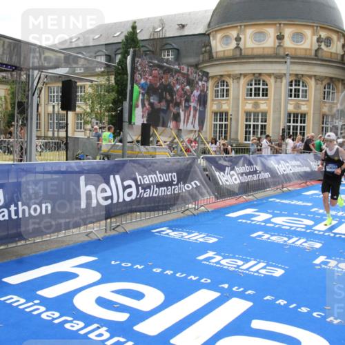 29.06.2025 - hella hamburg halbmarathon Michael Strokosch http://msf.ph/oto/8438413 29.06.2025 10:22:18 Ziel 10650 meine-sportfotos.de