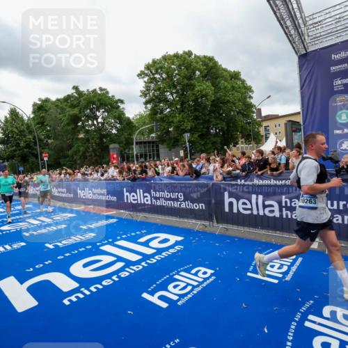 29.06.2025 - hella hamburg halbmarathon Zöllner http://msf.ph/oto/8438418 29.06.2025 10:55:24 Ziel 1130, 4189, 5287, 5643, 6723, 6938, 8487, 10263, 11184, 12526, 13236, 13470, 16985, 17603, 17940, 18290, 18380, 18531 meine-sportfotos.de